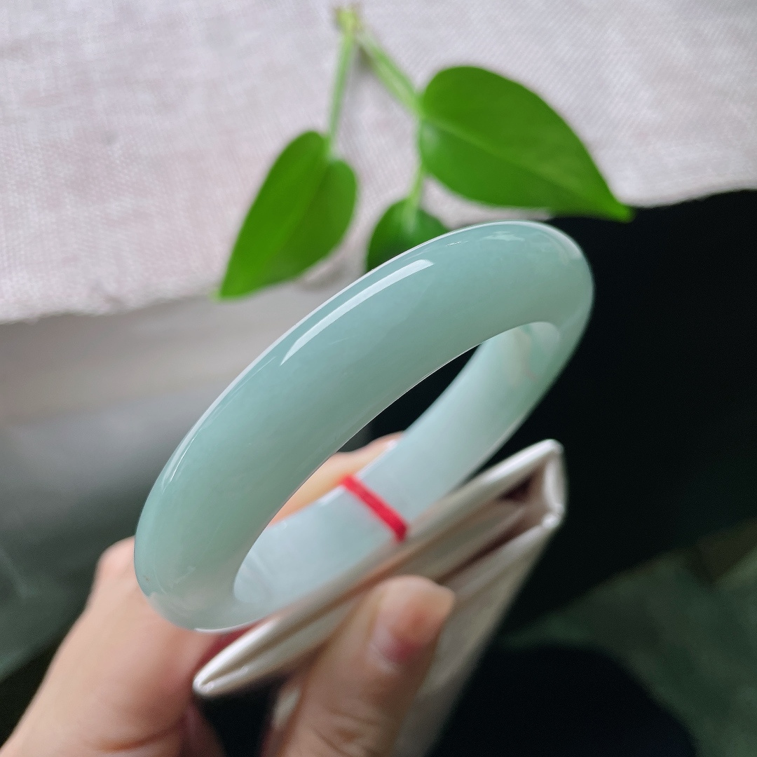 55.8/12.5/9.1，蓝底正圈，一点皮纹，底子细腻柔和，一抹浅晴铺满镯身，胶感淡淡，耐看而不浮夸。ss59509a