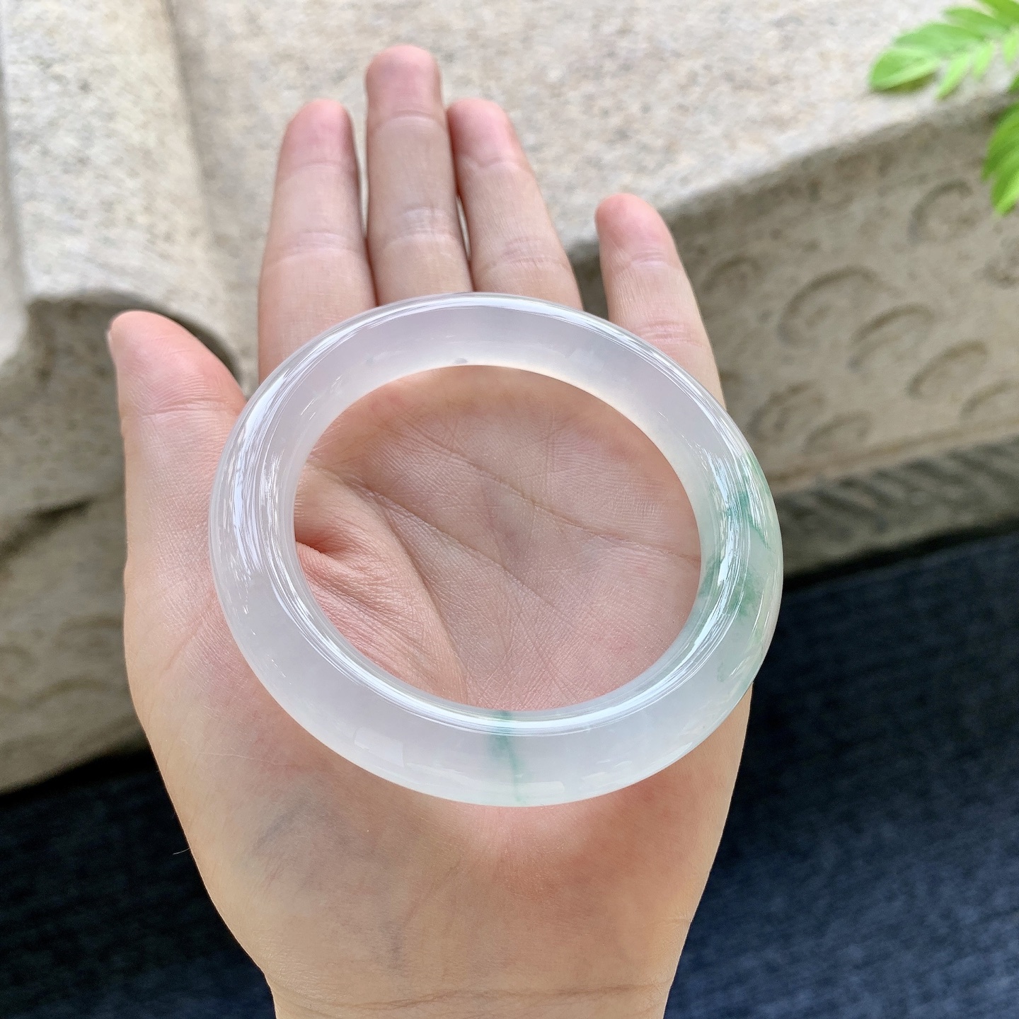 圆条52 53 圈口53.3/10.3/10.2 编码QX090639 冰种飘花，清透，水润，种老，细腻，无裂