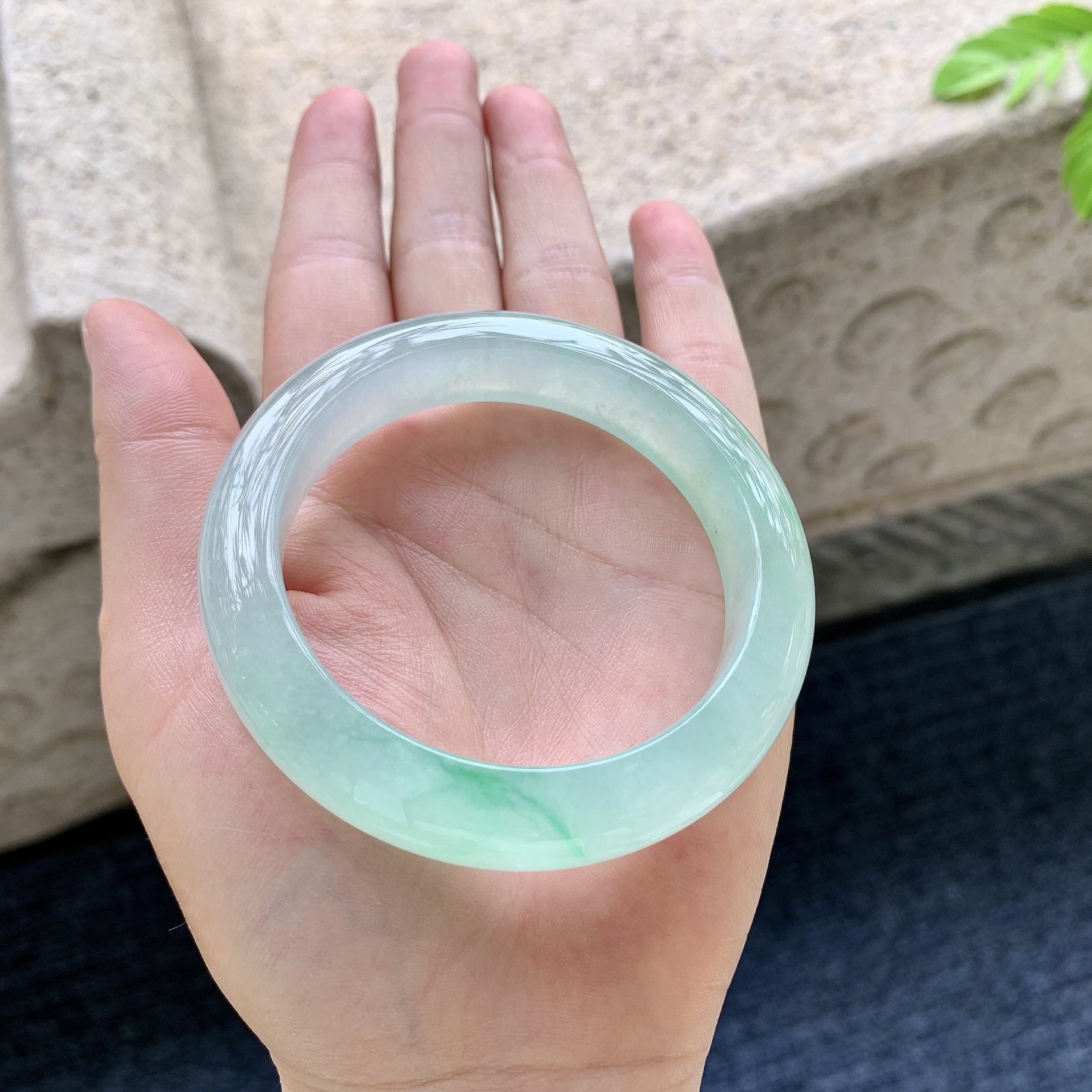 正圈52 53 圈口53.8/12.3/9 编码G9090631 冰糯飘绿，水润，种老，细腻，无裂
