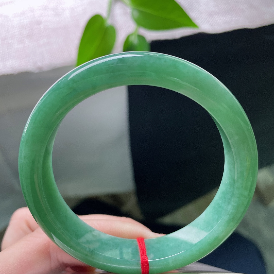 57.8/12.8/8.4，绿底正圈，通体满绿，通体浓润青碧，玉质细腻厚实，沉静温润自带雅致气场。ss59299a
