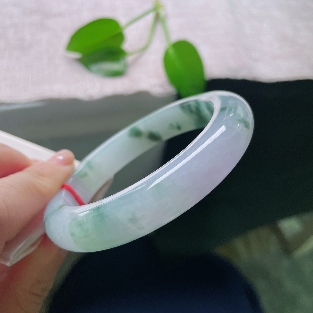59/12.6/10.2，飘花正圈，一点皮纹，春带彩搭配写意飘花，紫绿相映成趣，质地细腻，佩戴尽显娴雅气质。ss59049a