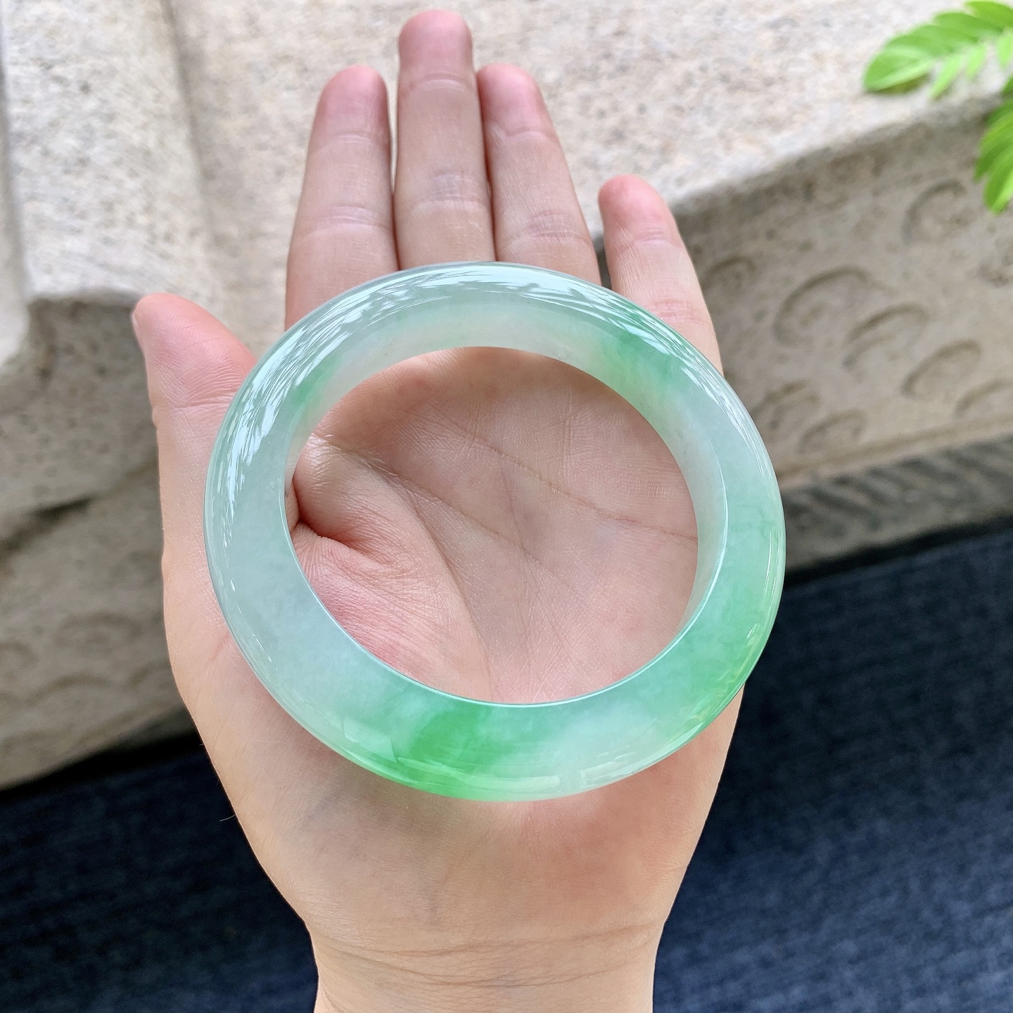 正圈56 57 圈口57.6/11.5/10.4 编码QX090635 冰糯飘阳绿，水润，种老，细腻，无裂