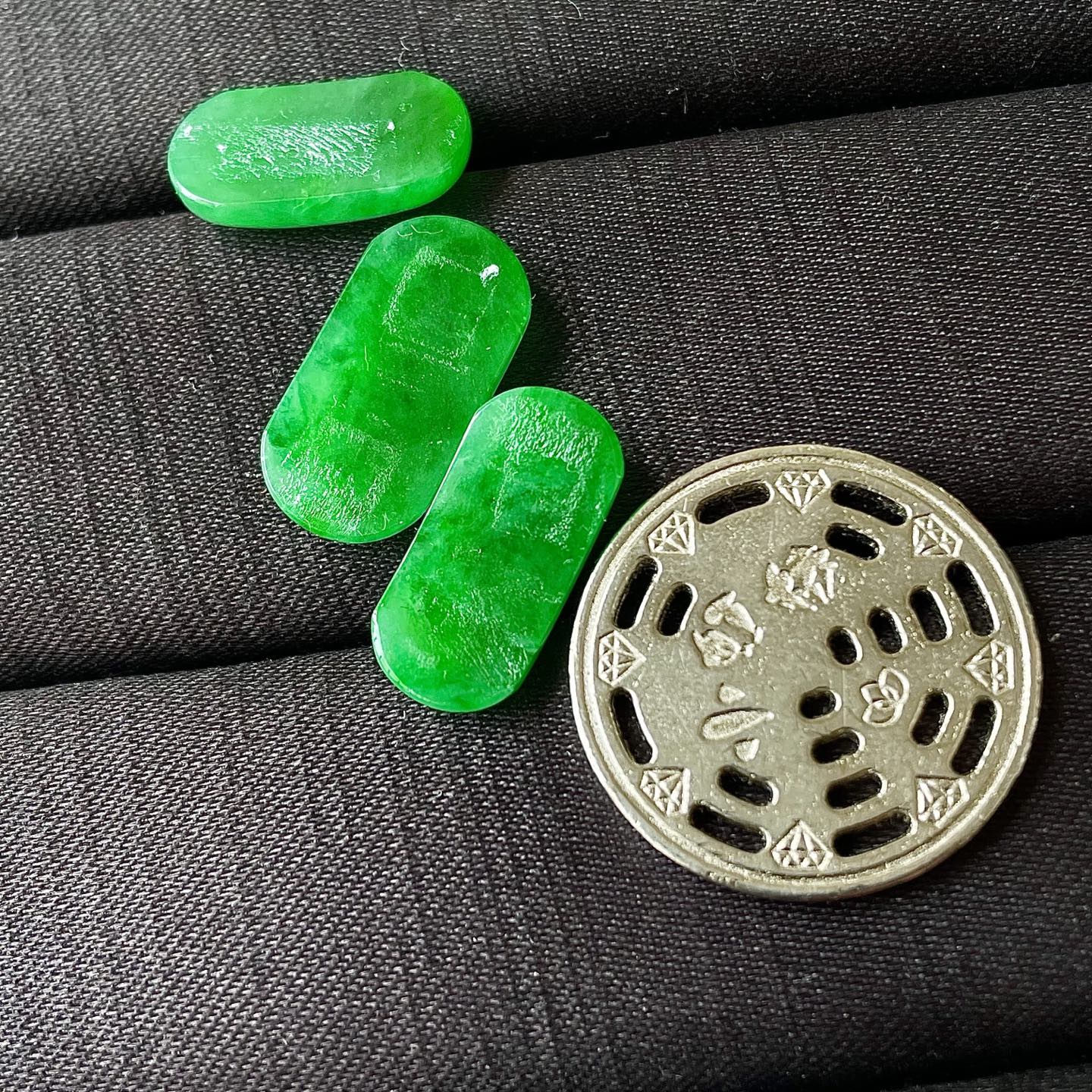 ️一个，随便挑，缅甸冰种阳绿马鞍戒面一手，色辣，饱满水润，无裂，裸石尺寸18/9.2/5.2--18.6/9/4.5--20/10.3/4.5编码0918好数字