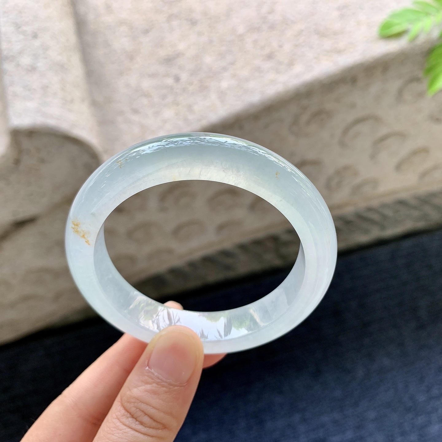 正圈51 52 圈口52.6/12/8.4 编码C11090610 冰晴底，飘黄翡，清透，水润，种老，细腻，无裂