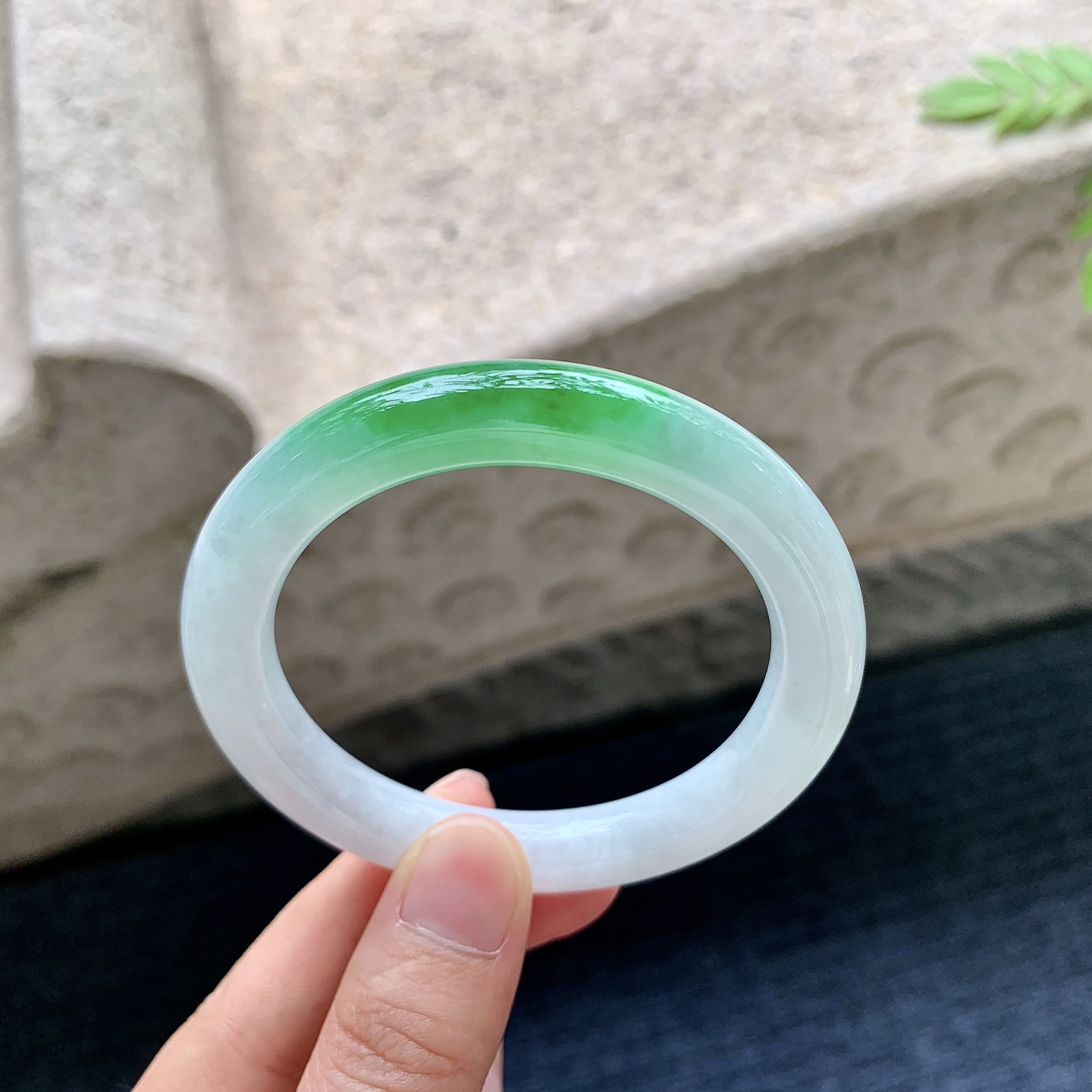 圆条52 53 圈口53/9.6/9.4 编码WW090830 糯冰飘绿，水润，种老，细腻，打灯有纹线