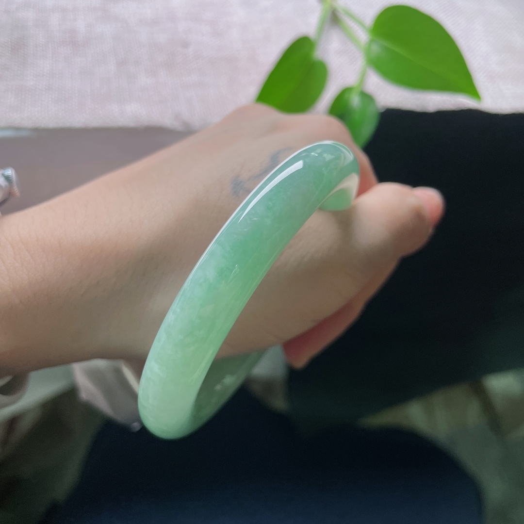 55/10.9，绿底圆条，无裂，玉料细腻，满色湖绿均匀铺开，色调柔和，自带治愈的清雅美感。ss59260a