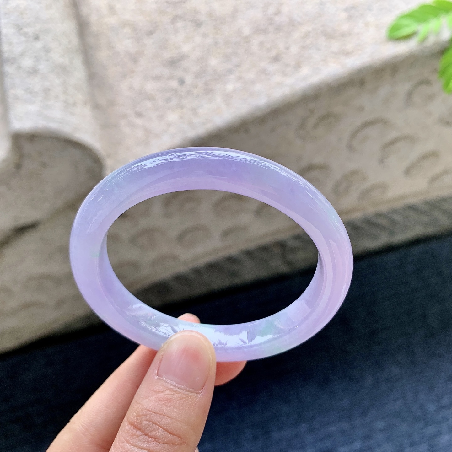 贵妃52 53 圈口53.2/46.8/9/7.6 编码C11090608 艳紫飘绿，水润，种老，细腻，打灯有棉线