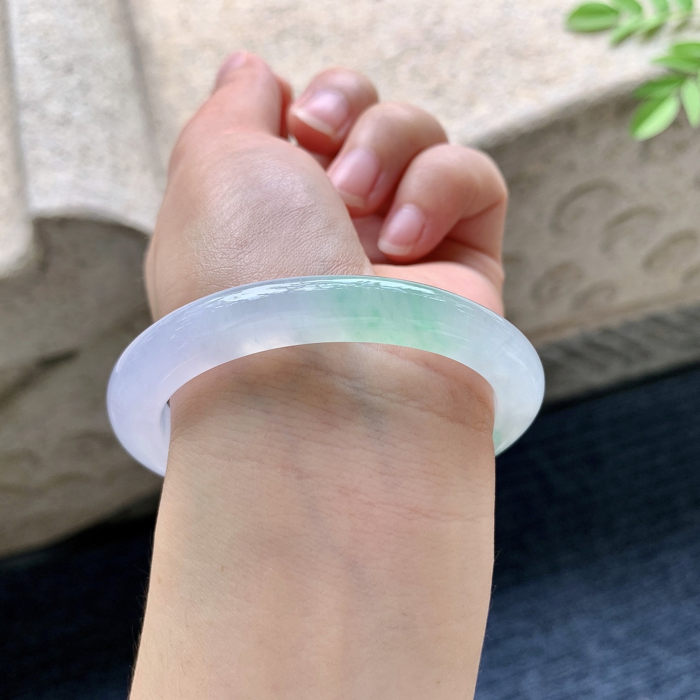 贵妃53 54 圈口54/47/8/8 编码G7091931 冰糯春带彩，水润，种老，细腻，打灯有絮线