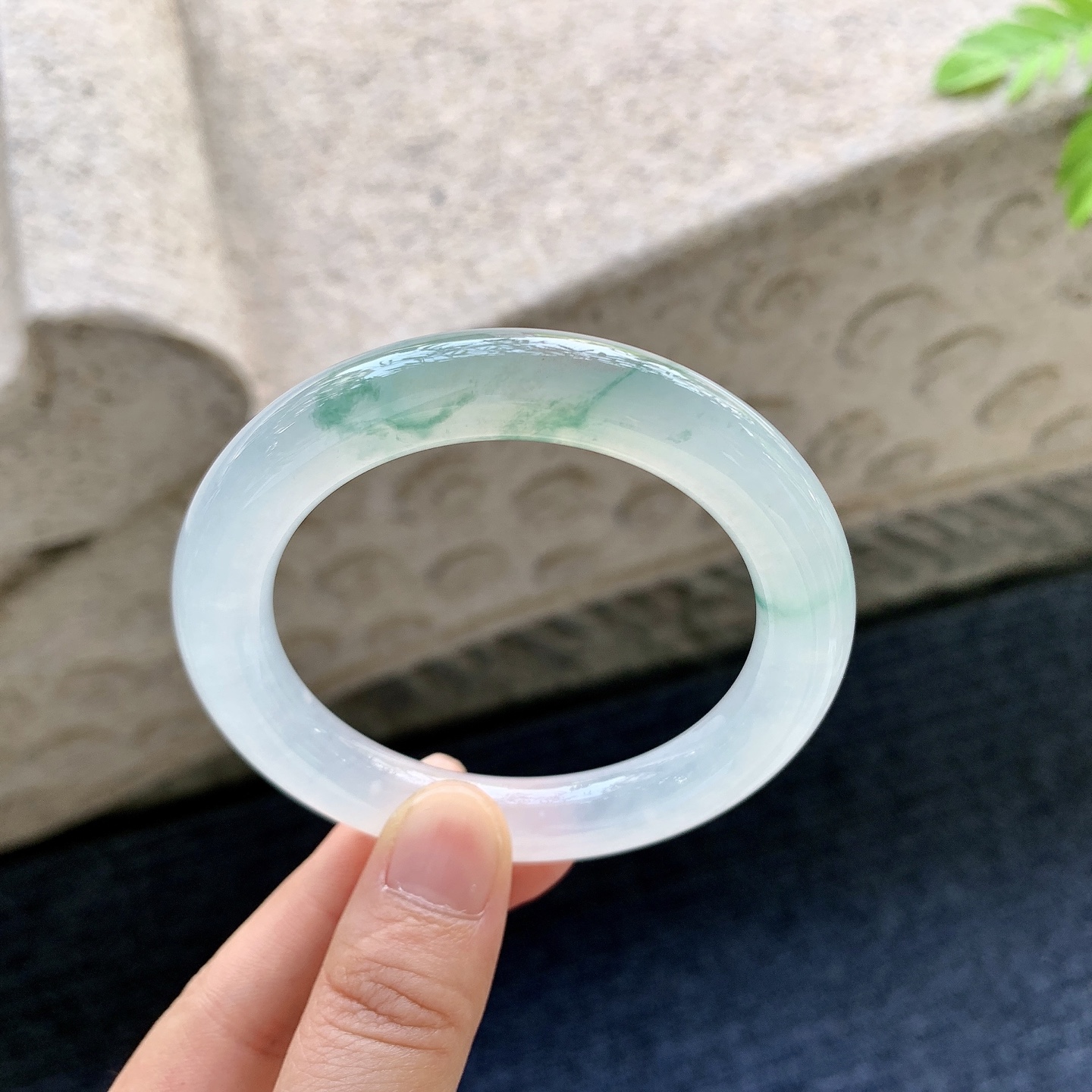 圆条52 53 圈口53.3/10.3/10.2 编码QX090639 冰种飘花，清透，水润，种老，细腻，无裂