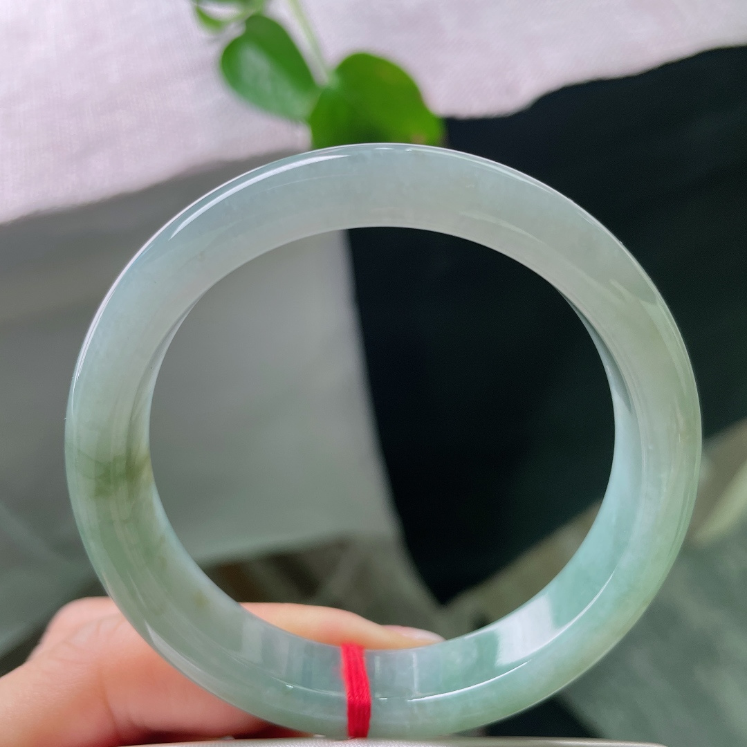 56.8/11.6/8.0，绿底正圈，有点黄翡，色调沉稳雅致，衬得手腕白皙，通勤日常佩戴都很合适。ss56468a