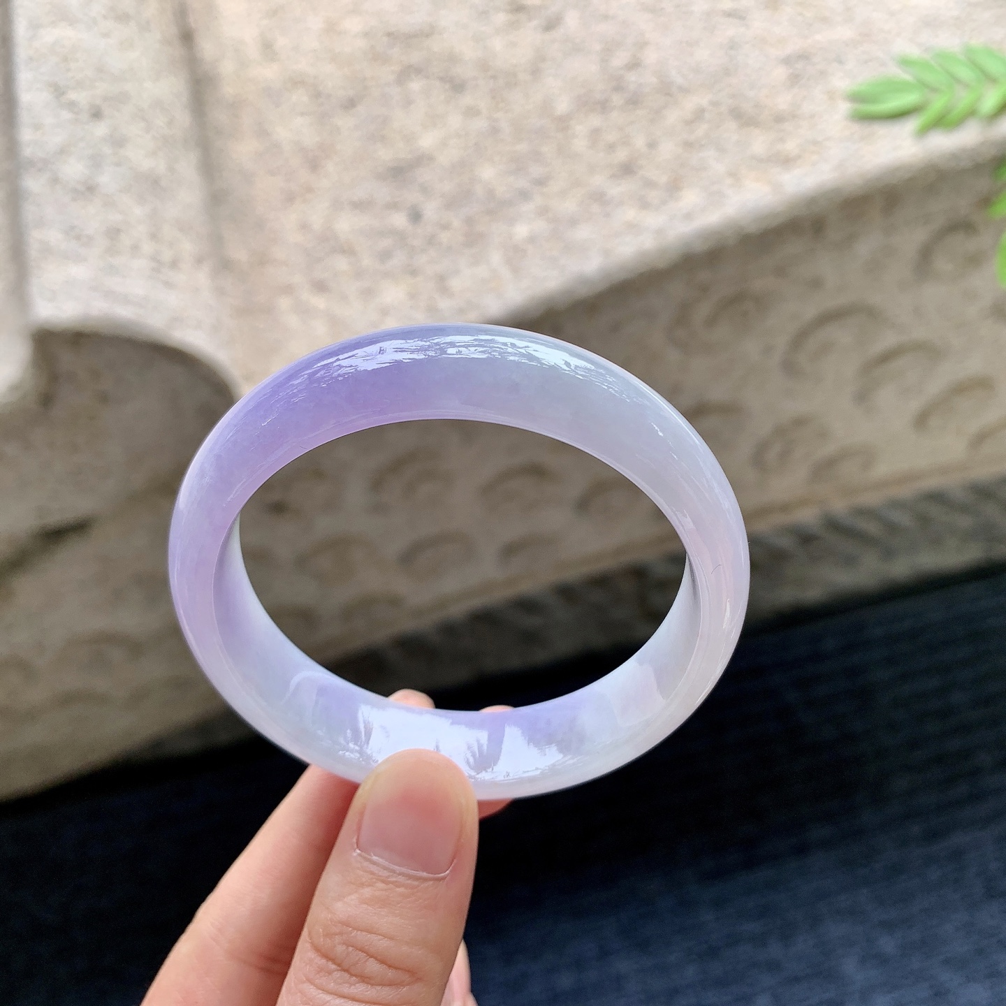 正圈54 55 圈口54.3/13.1/6.4 编码HJ090807 糯冰，水润，种老，细腻，打灯有纹线