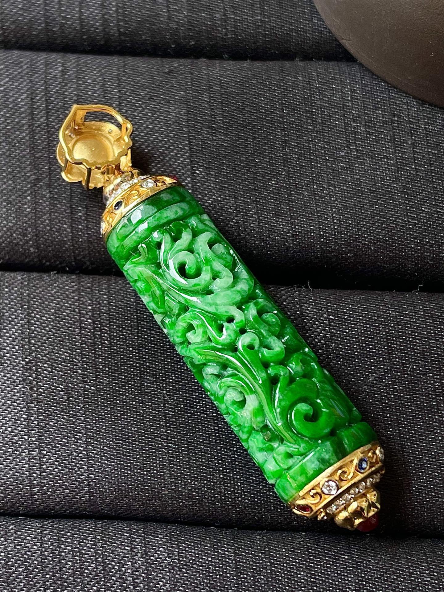 ️缅甸冰种阳绿雕花圆柱吊坠，色辣，18k金镶嵌，饱满水润，无裂，裸石尺寸34.6/12--57.8编码0918好数字