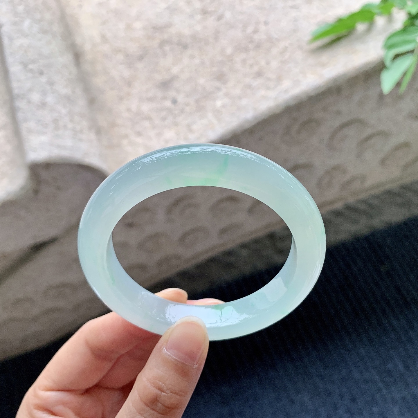 正圈54 55 圈口54.1/11/9 编码A1090619 糯冰飘绿，水润，种老，细腻，无裂