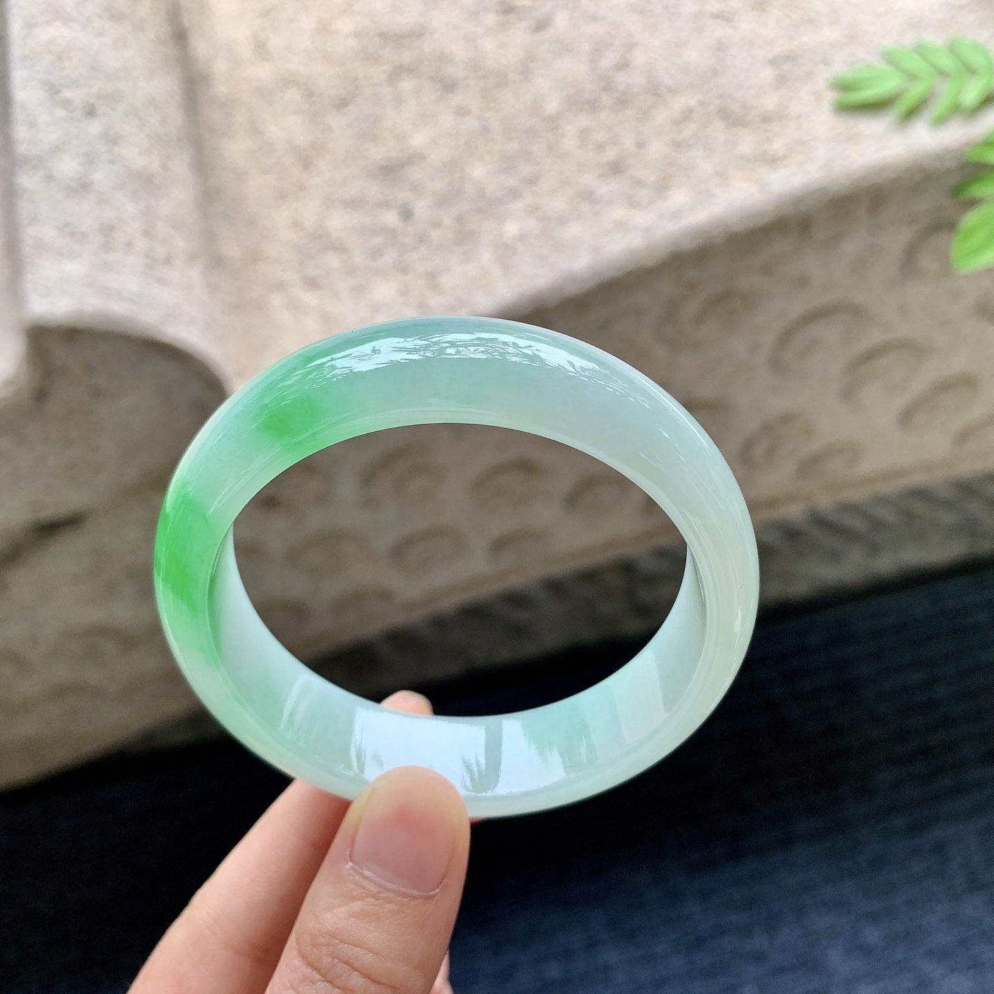 正圈55 56 圈口56.8/15.2/7.4 编码J1090826 冰糯飘绿，水润，种老，细腻，打灯有絮线
