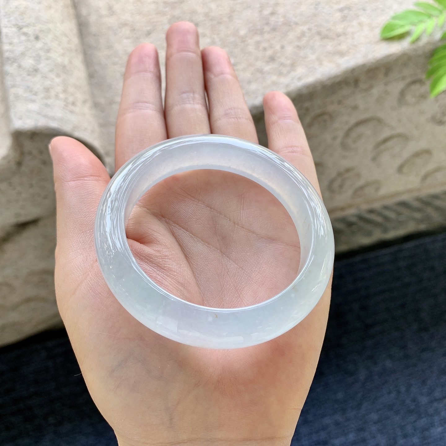 正圈51 52 圈口52.6/12/8.4 编码C11090610 冰晴底，飘黄翡，清透，水润，种老，细腻，无裂