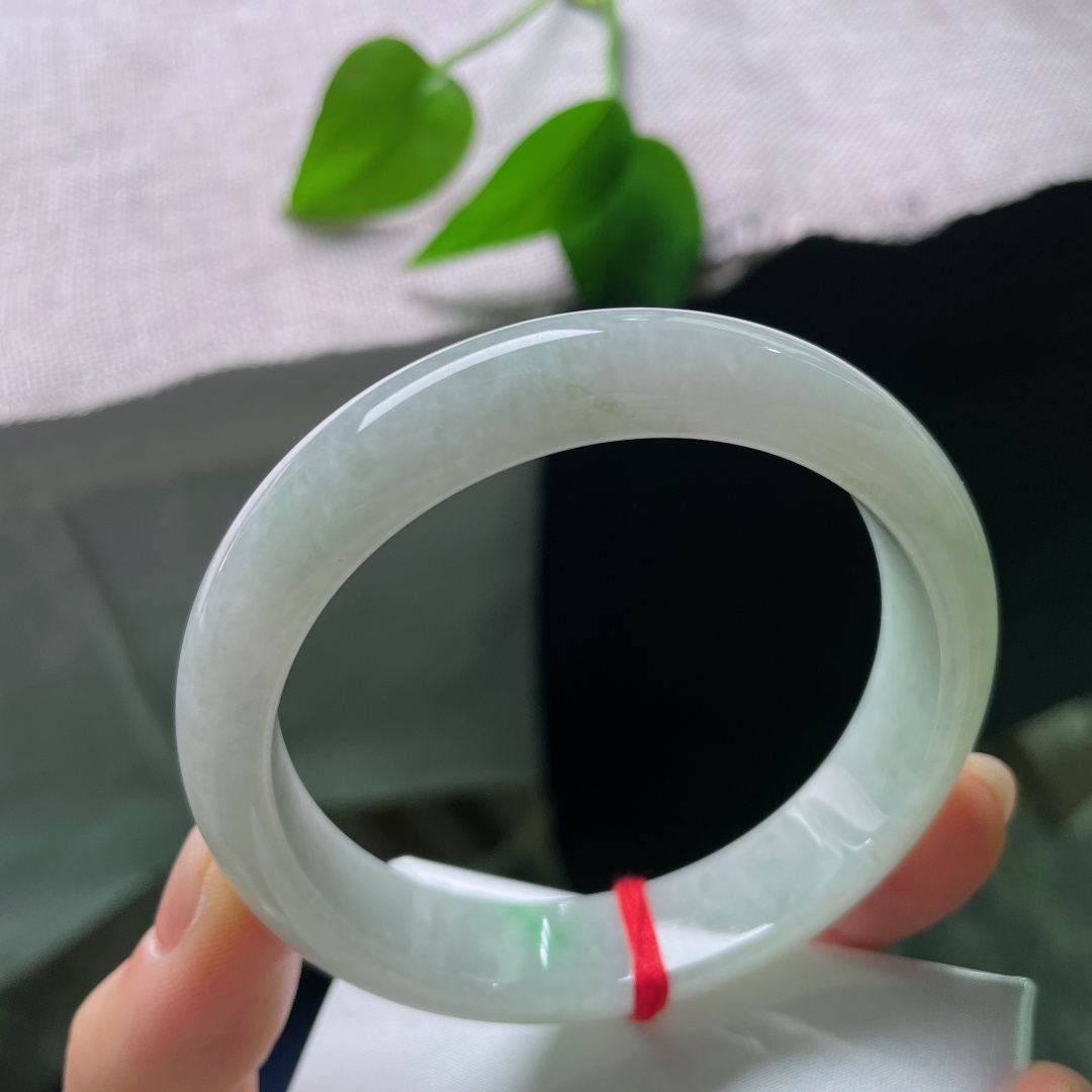 58.5/13/7.8，绿底正圈，晶体，清浅柔和的底色十分衬肤，不挑年龄与穿搭，日常通勤佩戴简约大方。ss57760a
