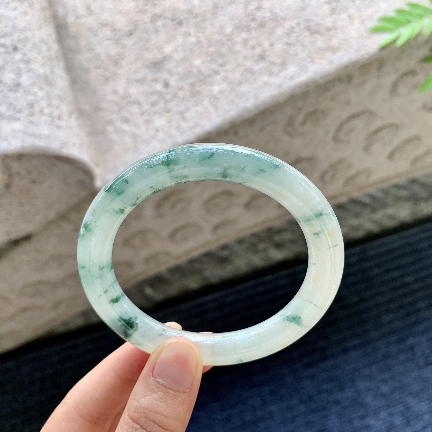 圆条55 56 圈口56.4/9.6/9.3 编码A1090774 糯冰飘花，飘黄翡，水润，种老，细腻，无裂