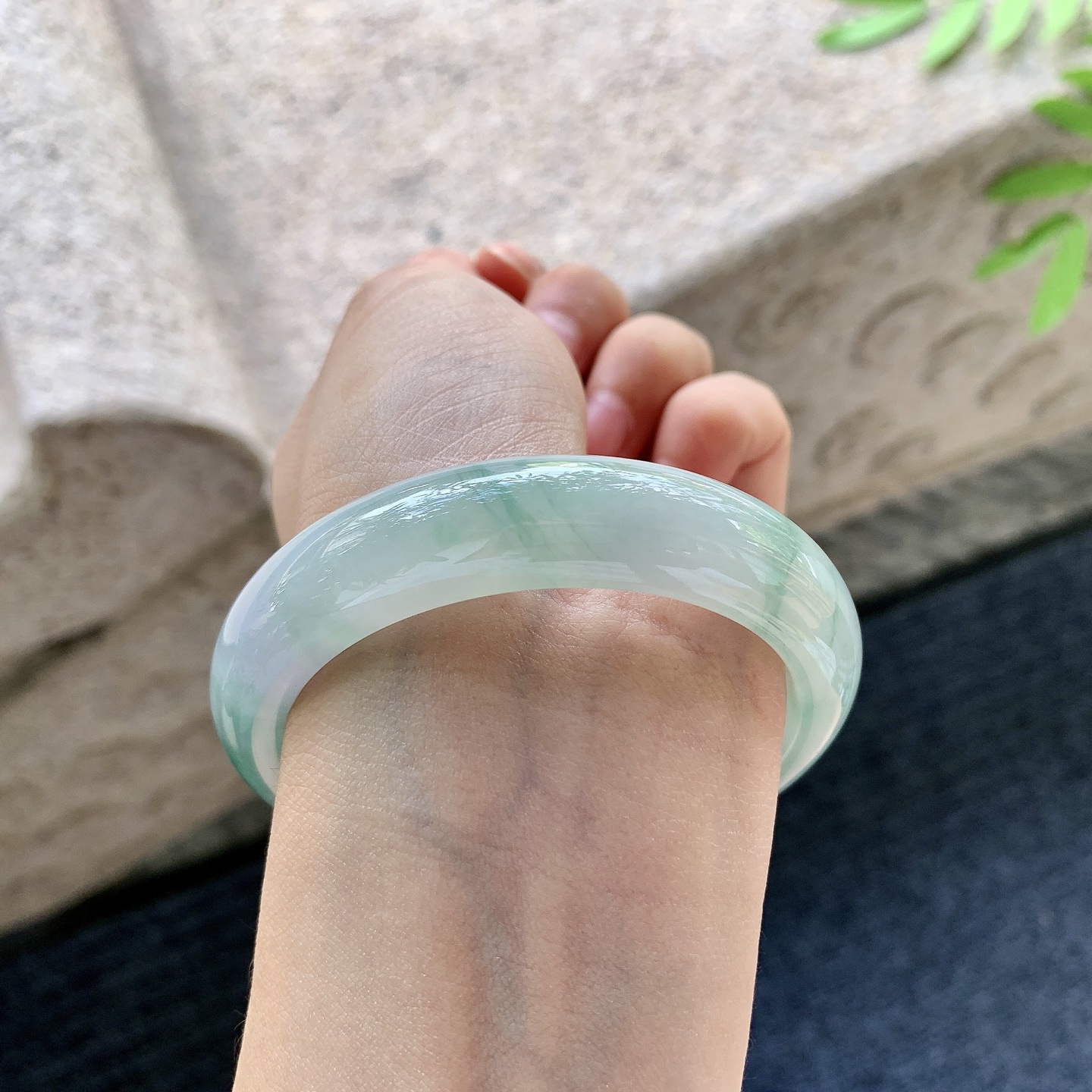 正圈53 54 圈口54.8/13.2/8.5 编码Q5090781 细糯飘绿，水润，种老，细腻，无裂