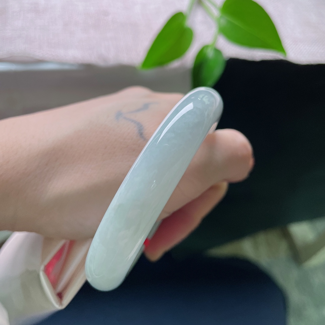 55.7/12/8.7，蓝底正圈，一点皮纹，洒金，种水温润柔和，晴底干净素雅，细微天然小点，是玉石原生印记。ss59473a