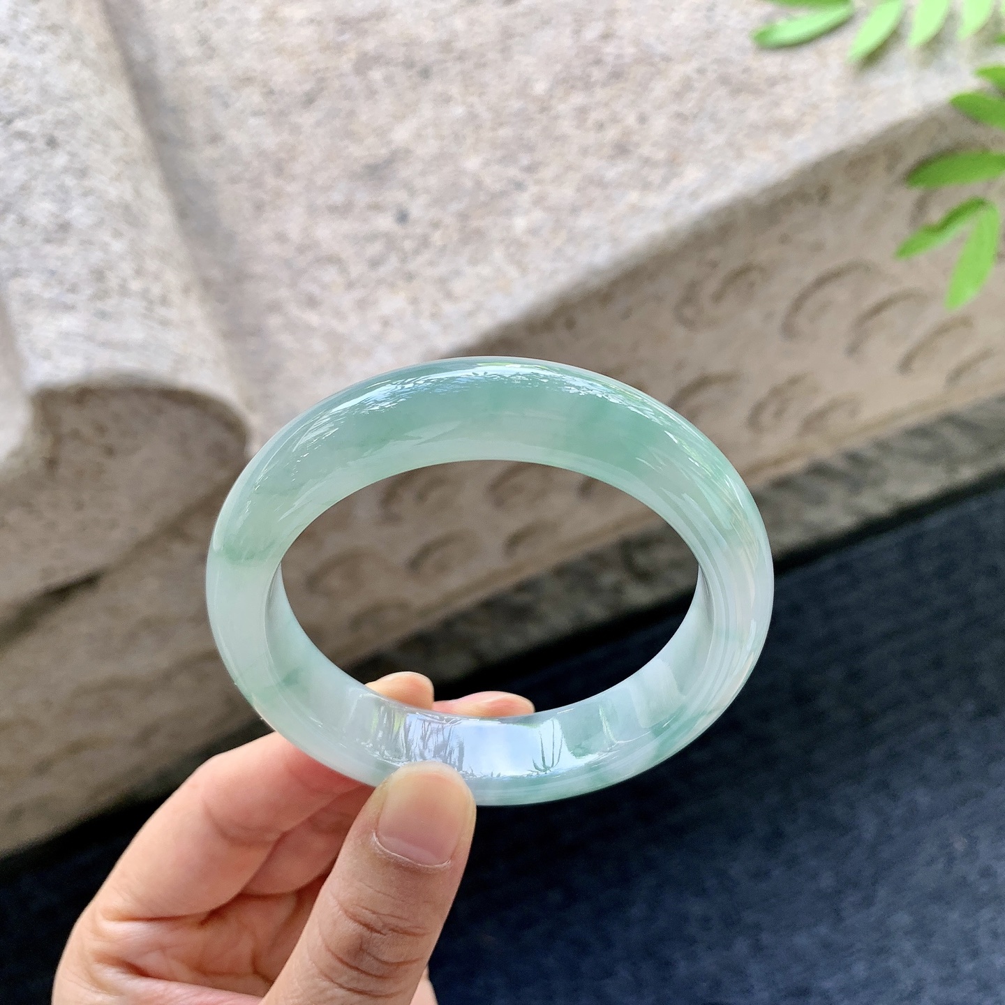 正圈53 54 圈口54.8/13.2/8.5 编码Q5090781 细糯飘绿，水润，种老，细腻，无裂