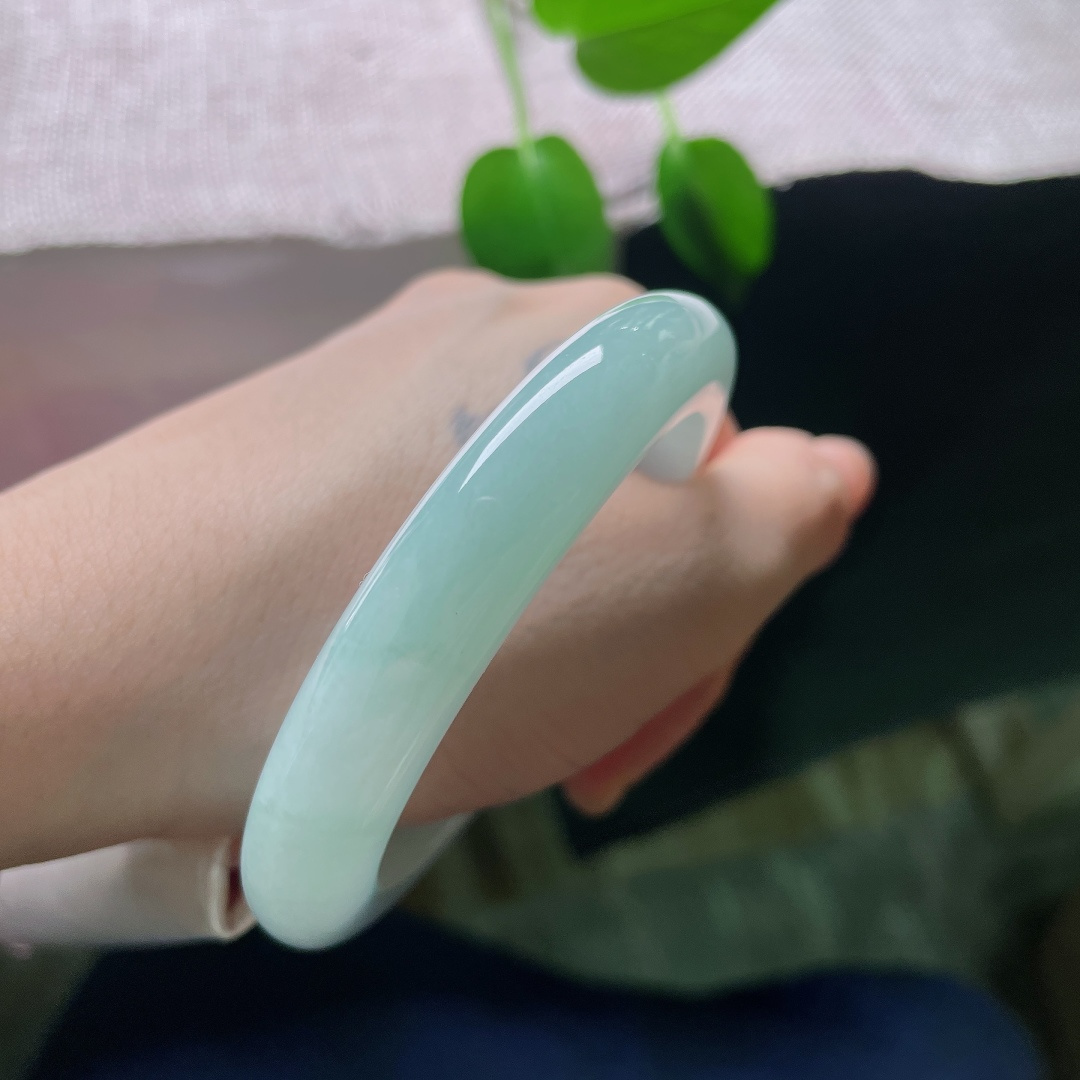 56.3/11.2/9.6，蓝底正圈，晶体线洒金，种水通透起胶，蓝底色干净纯粹，无多余杂色，简约素雅耐品耐看。ss59500a