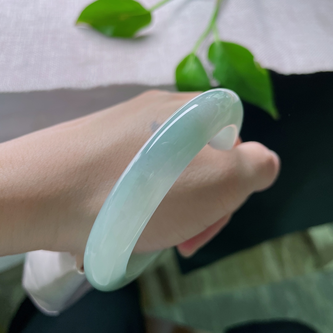 56.5/11.7/9.4，淡绿底正圈，清秀雅致，水头好，种老，素雅不张扬，无裂，ss55573a