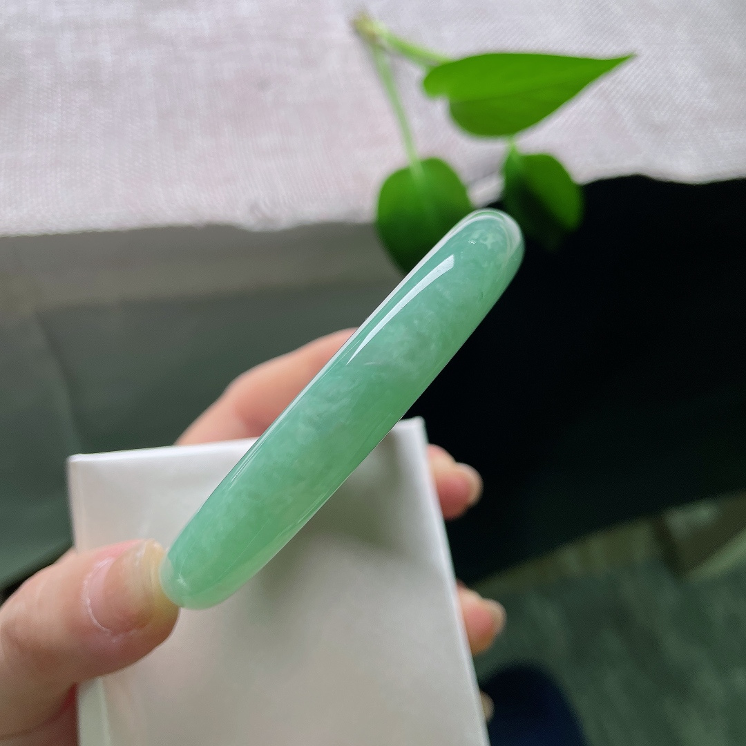 57.3/11，绿底圆条，无裂，镯身线条顺滑圆润，湖绿静谧舒缓，柔光流转，衬得肤色温润。ss59261a