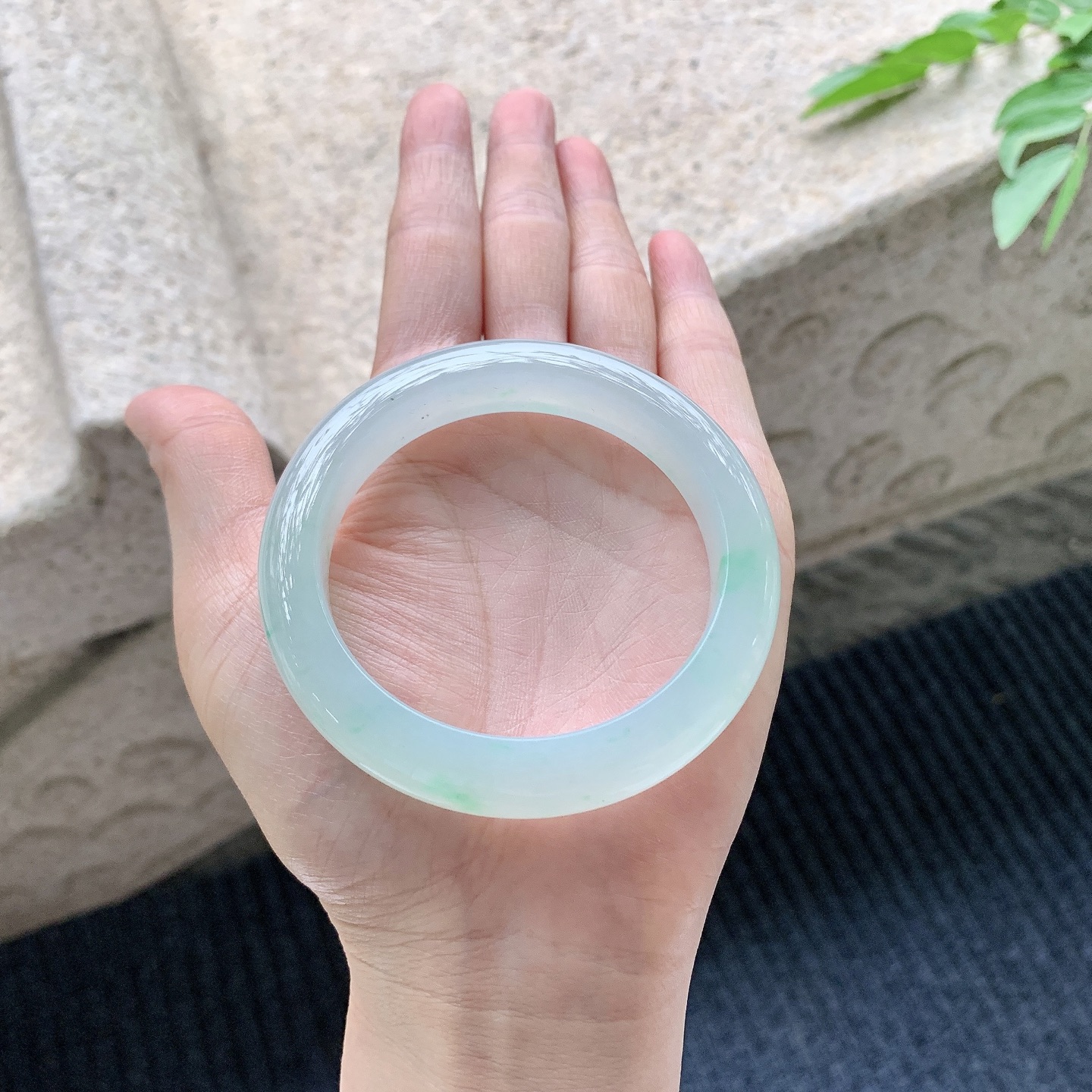 正圈54 55 圈口54.1/11/9 编码A1090619 糯冰飘绿，水润，种老，细腻，无裂