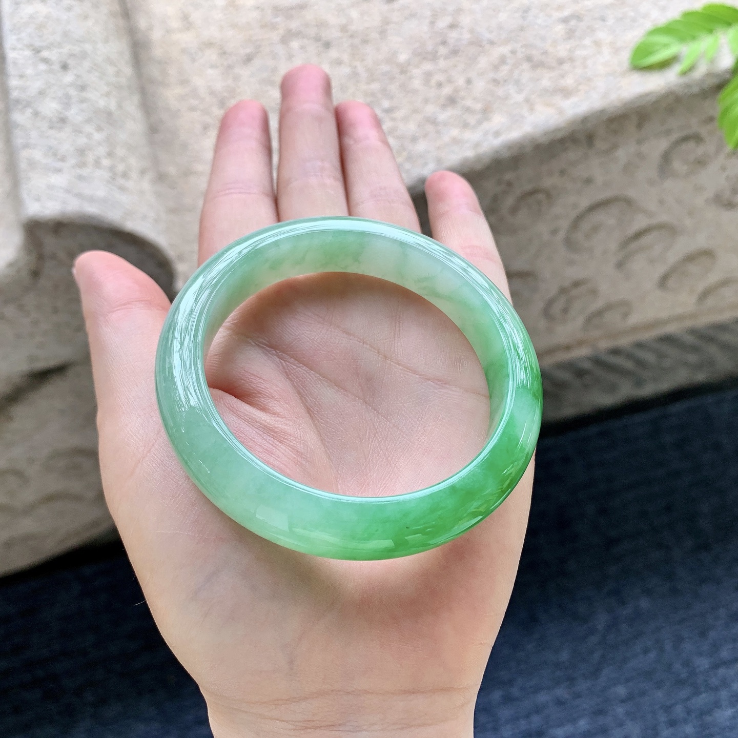 正圈54 55 圈口55.6/12.2/8.4 编码W6090620 冰糯辣绿，水润，种老，细腻，无裂
