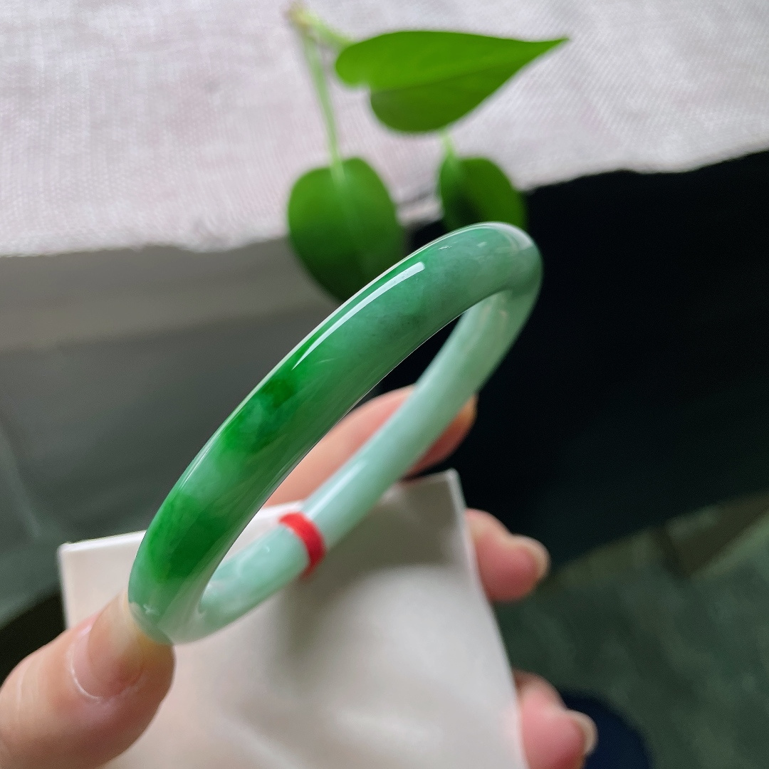 59.6/8.9，飘辣绿圆条，一点皮纹，底色清新温润，一抹艳绿落于镯身，灵动鲜活，尽显雅致风情。ss59493a