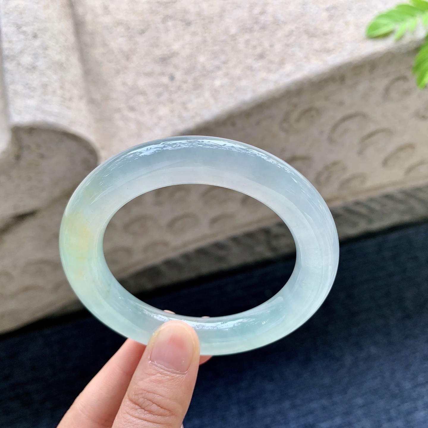 圆条54 55 圈口55.6/11.5/11.6 编码G6090360 冰晴底飘黄翡，清透，水润，种老，细腻，无裂