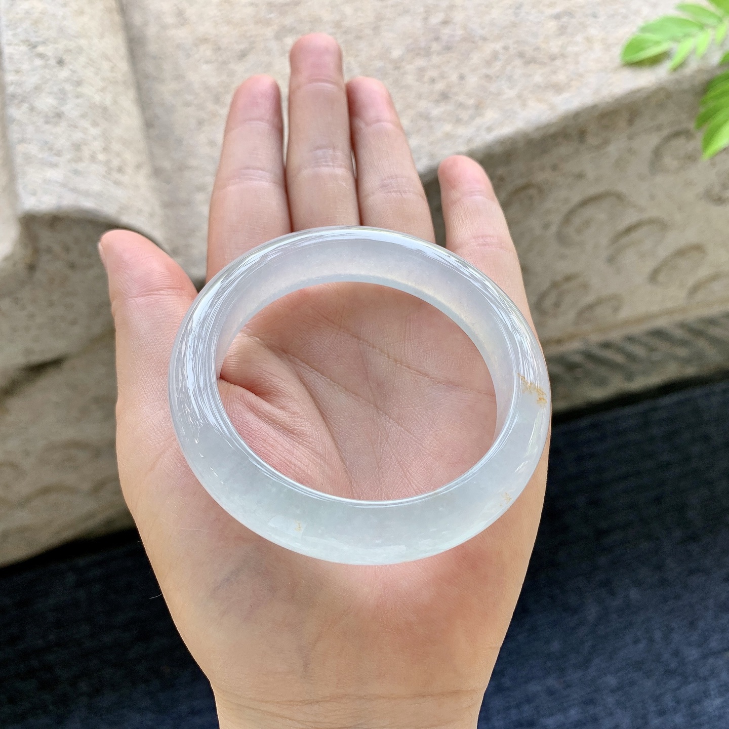 正圈51 52 圈口52.6/12/8.4 编码C11090610 冰晴底，飘黄翡，清透，水润，种老，细腻，无裂