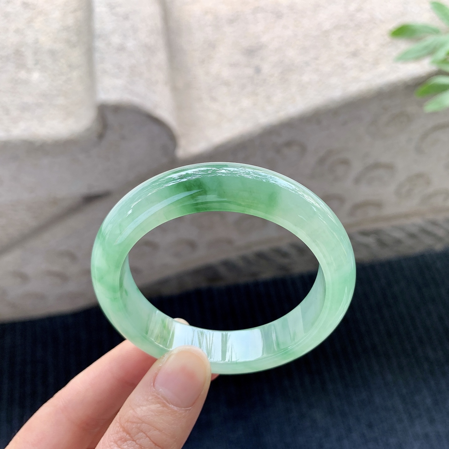 正圈50 51 圈口51/12.3/8.1 编码BA090756 冰糯飘绿，水润，种老，细腻，无裂