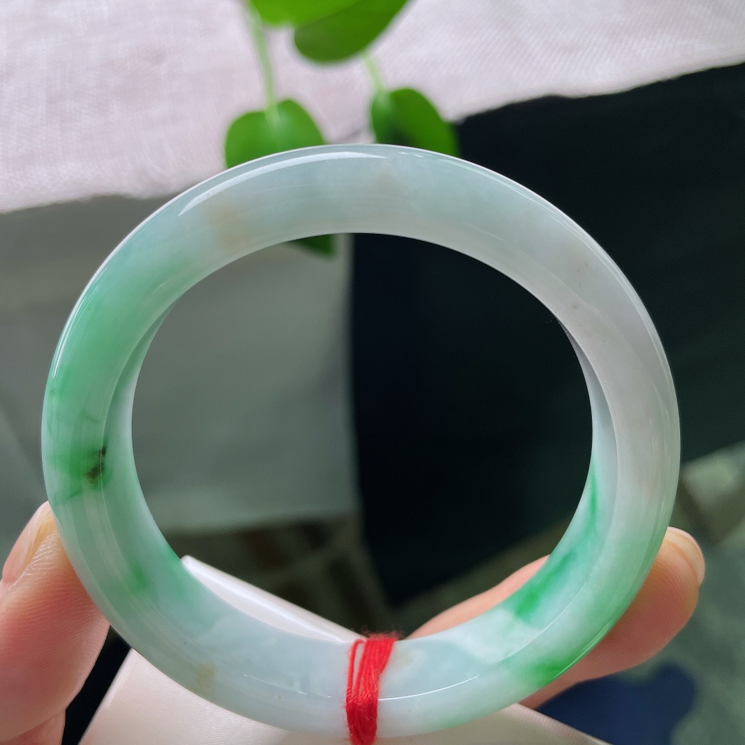 55.7/12/8.5，飘绿正圈，一点皮纹，冰润白底飘辣绿平安镯，浓艳翠色灵动洒落，种水莹透，明艳动人自带气韵。ss59316a