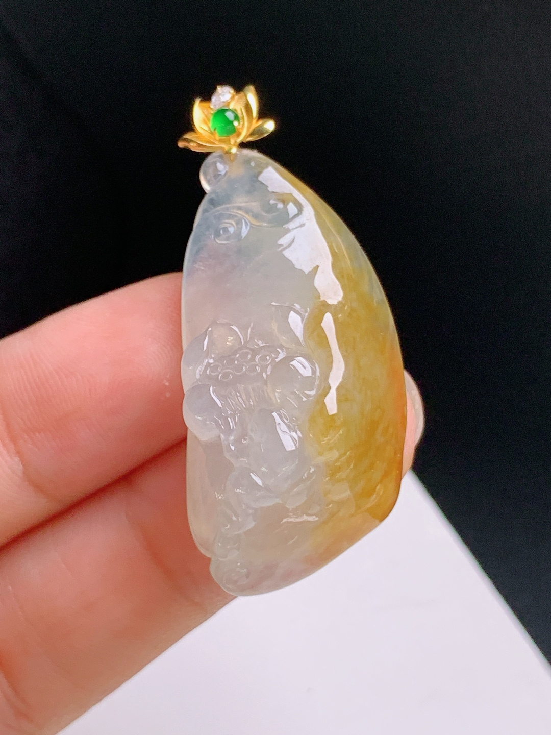 ️ 冰黄翡莲花吊坠，胶润透亮，雕工雅致，清雅显贵 裸石35.3-17.8-10.6 整体42.2 