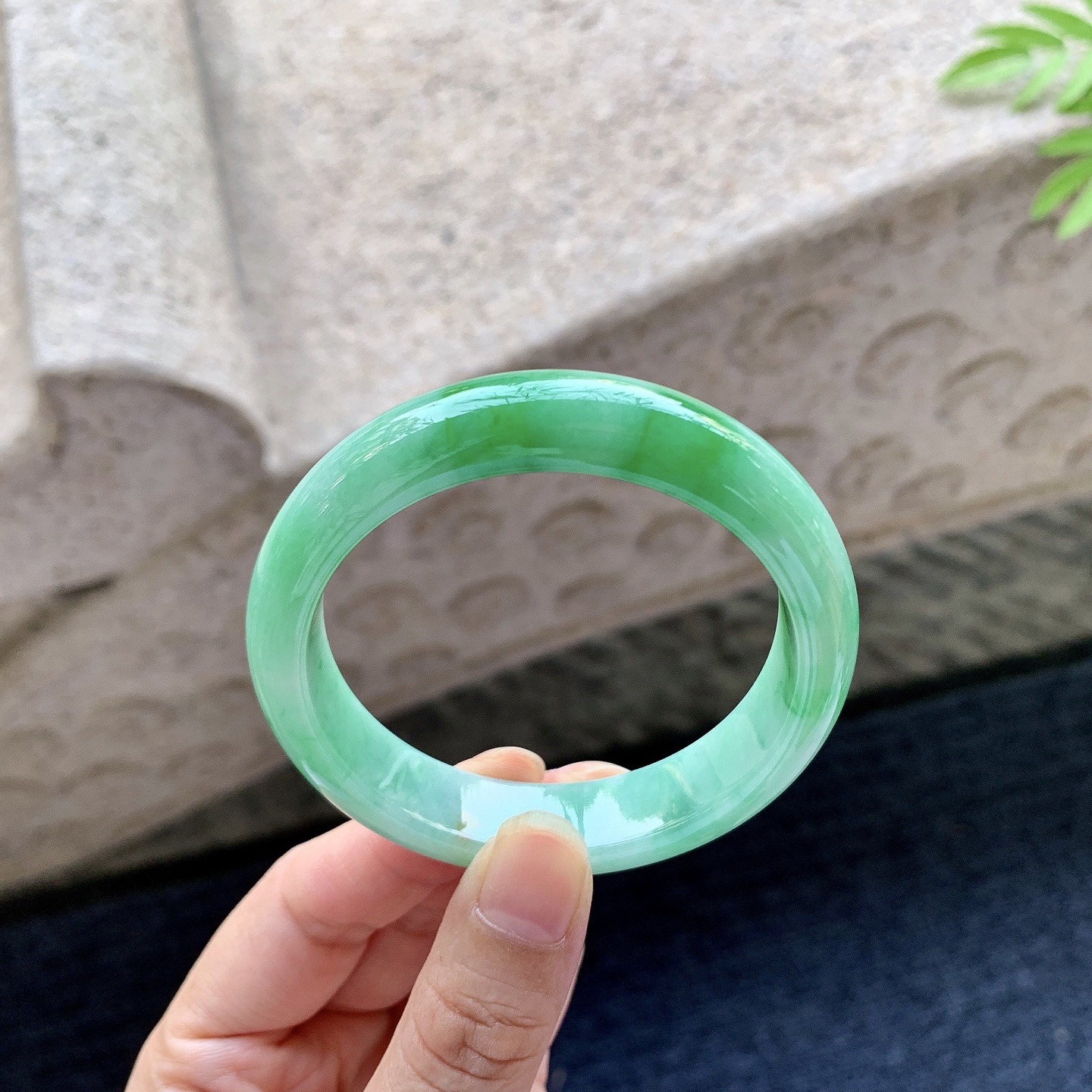 正圈51 52 圈口52.3/12.3/7.7 编码C5092115 细糯飘辣绿，水润，种老，细腻，打灯有絮线