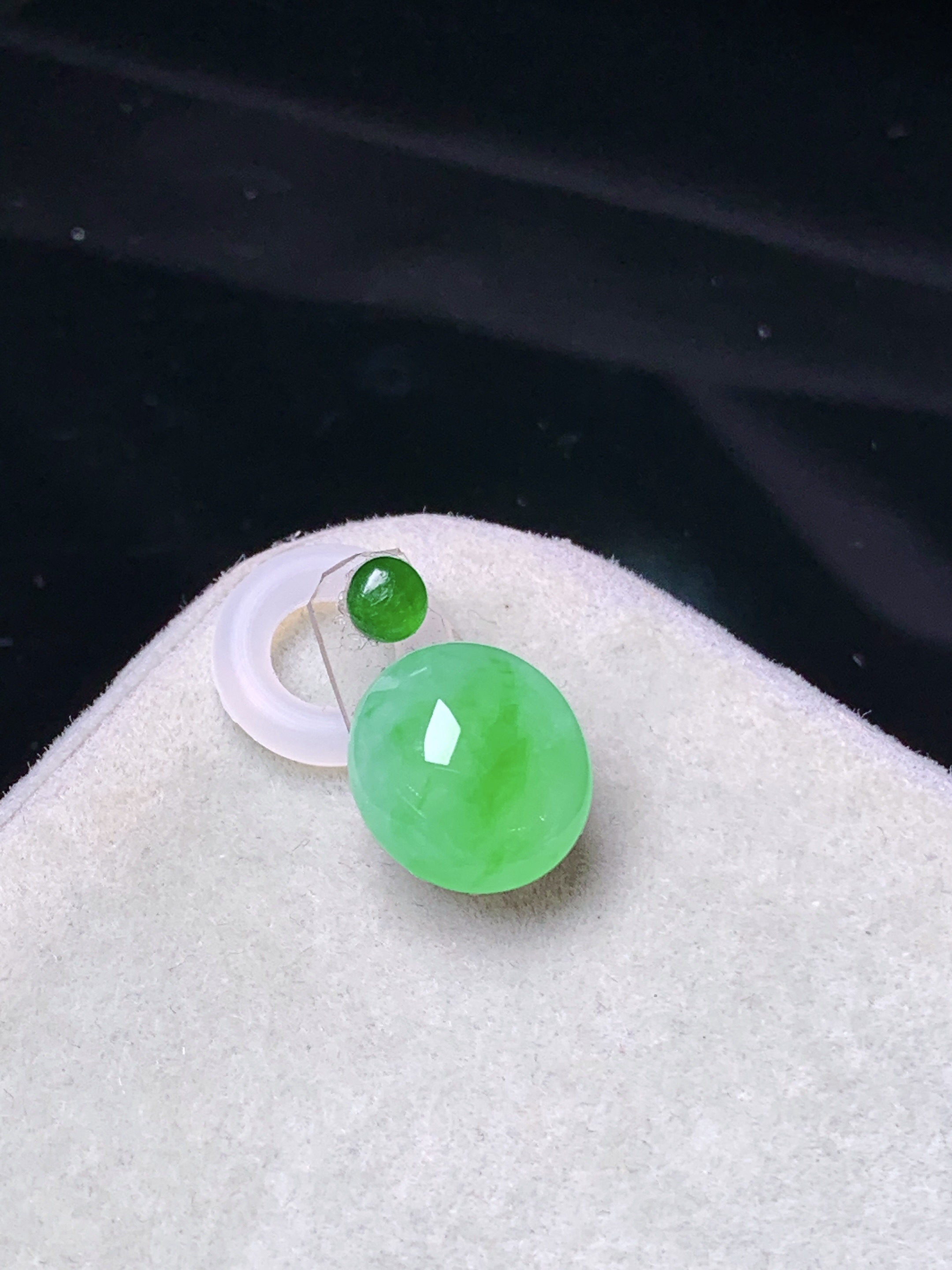 镶嵌款 阳绿蛋面吊坠 玉质细腻 色泽艳丽清新 水润亮眼 整体尺寸10.5*9.3*4.8 2x