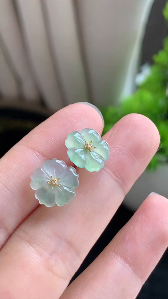️翡翠精品，花耳钉，冰种无裂，飘绿18k金 尺寸11.5-2 aa919