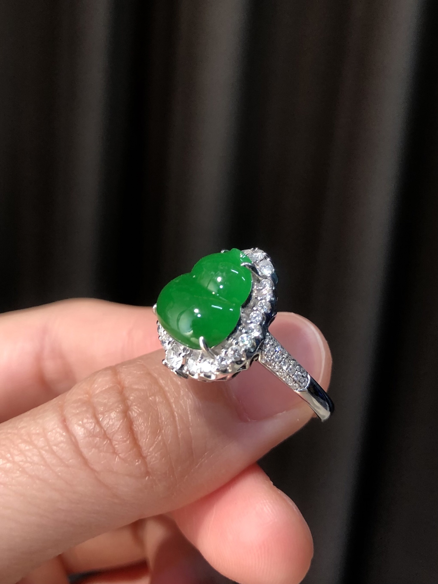 ️ 18k金镶嵌冰绿葫芦戒指 尺寸：15.8×12.8×9.2，裸石11.1×10.1 温润凝光，雅韵天成
