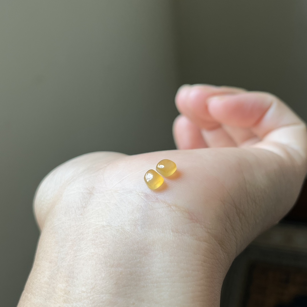 冰黄翡蛋面耳钉，冰糖黄，种水好，冰透无裂，尺寸4.6×4.2×3.2，一对，代镶嵌，参考图9