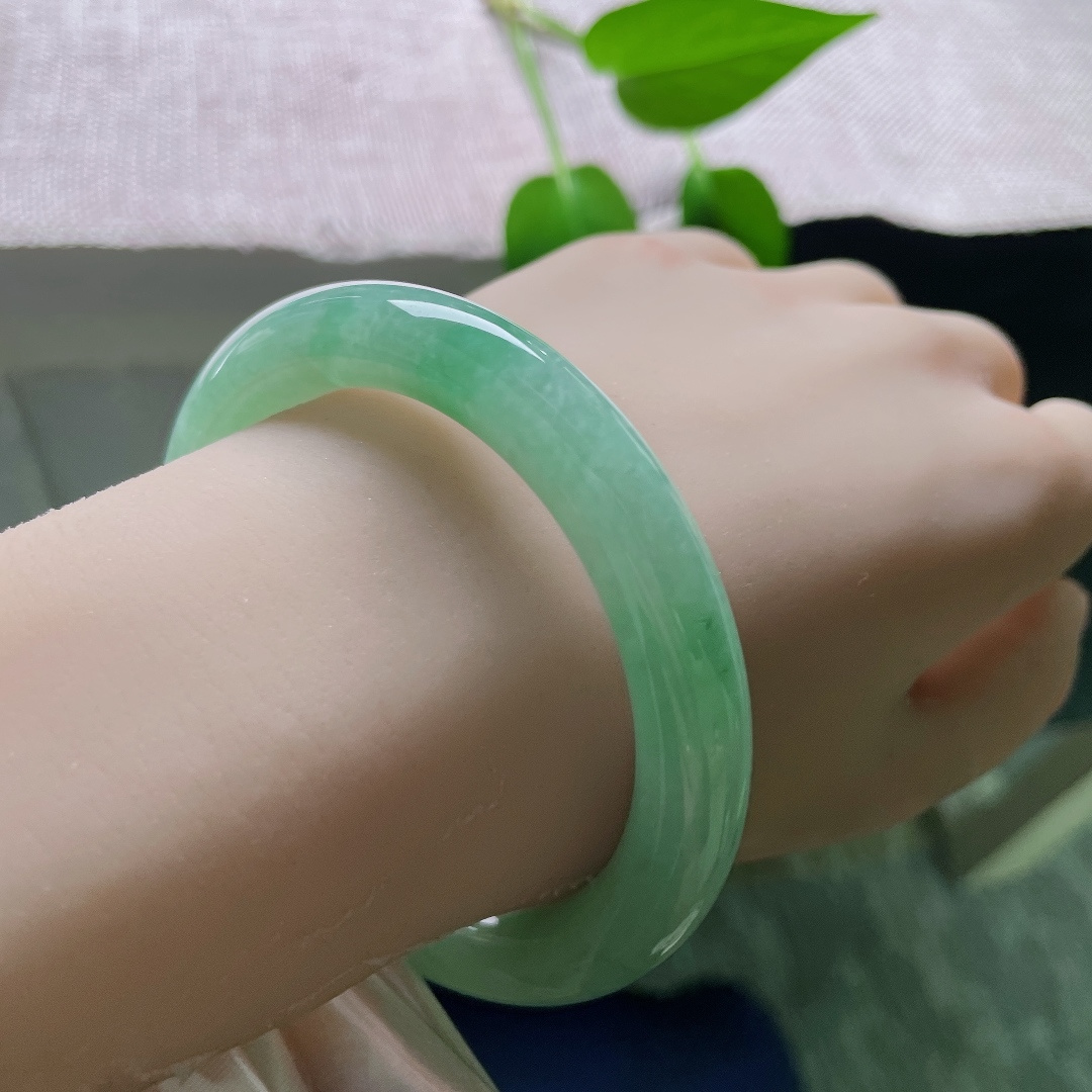 55.7/9.8，绿底圆条，无裂，冰润质感，湖水绿清新脱俗，圆条贴腕，日常佩戴温柔大方。ss59256a