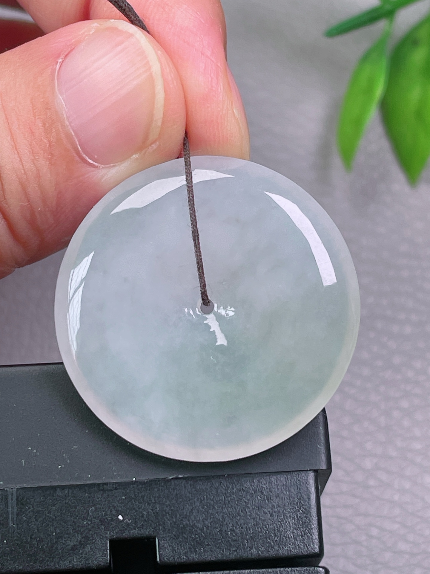 冰种平安扣，无裂，冰透水润，油洁，起荧光，尺寸：30.9-5.5