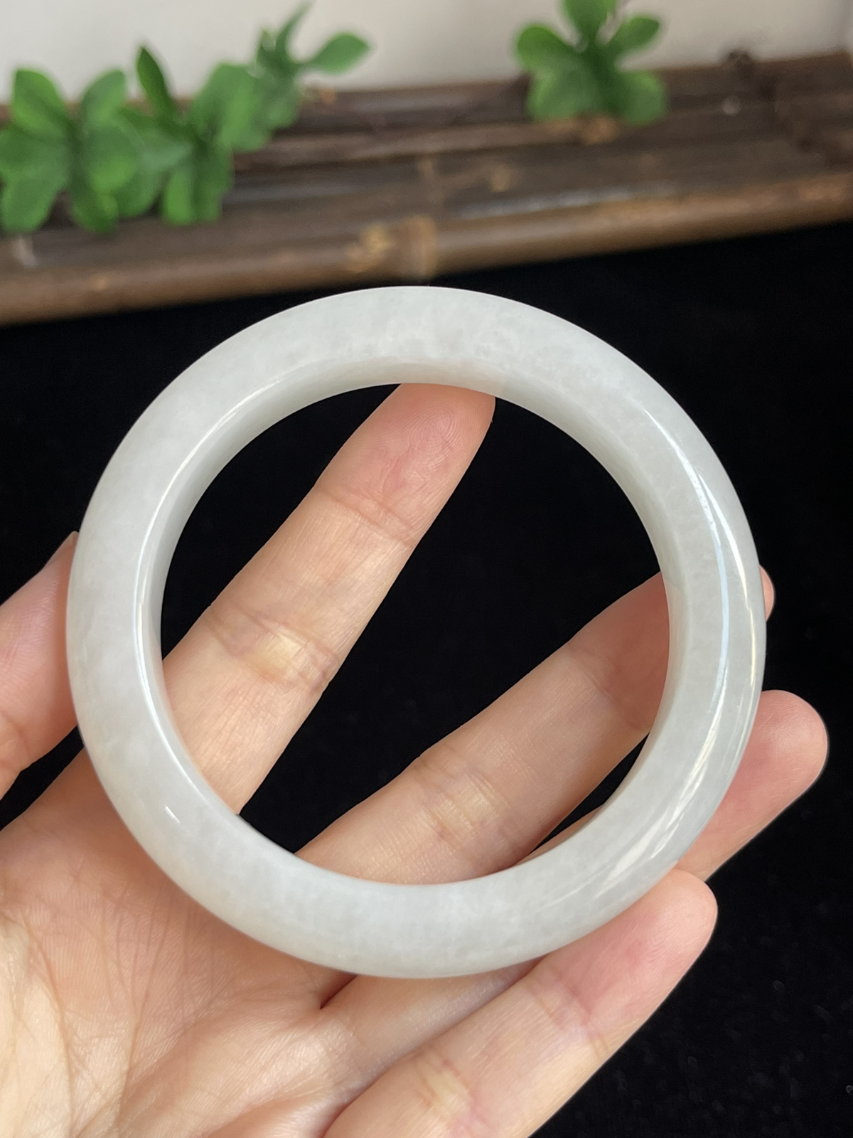 正圈57圈口，翡翠冰糯种白色手镯