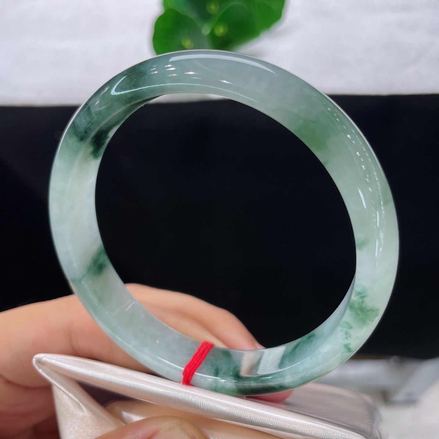 天然翡翠手镯 圈口59.5/11.5/6.6，正圈飘花，59/60可戴，飘花如翠岭流云，质地清透细腻