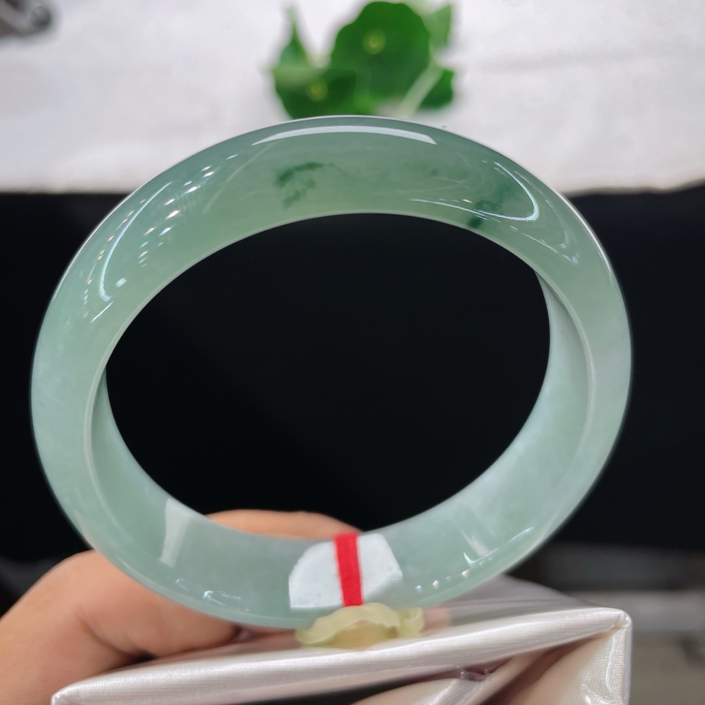 【翡翠手镯】圈口59.6/15.2/7.5，飘花轮胎，正圈59/60可戴，仿若幽潭流烟，质地澄澈冰润