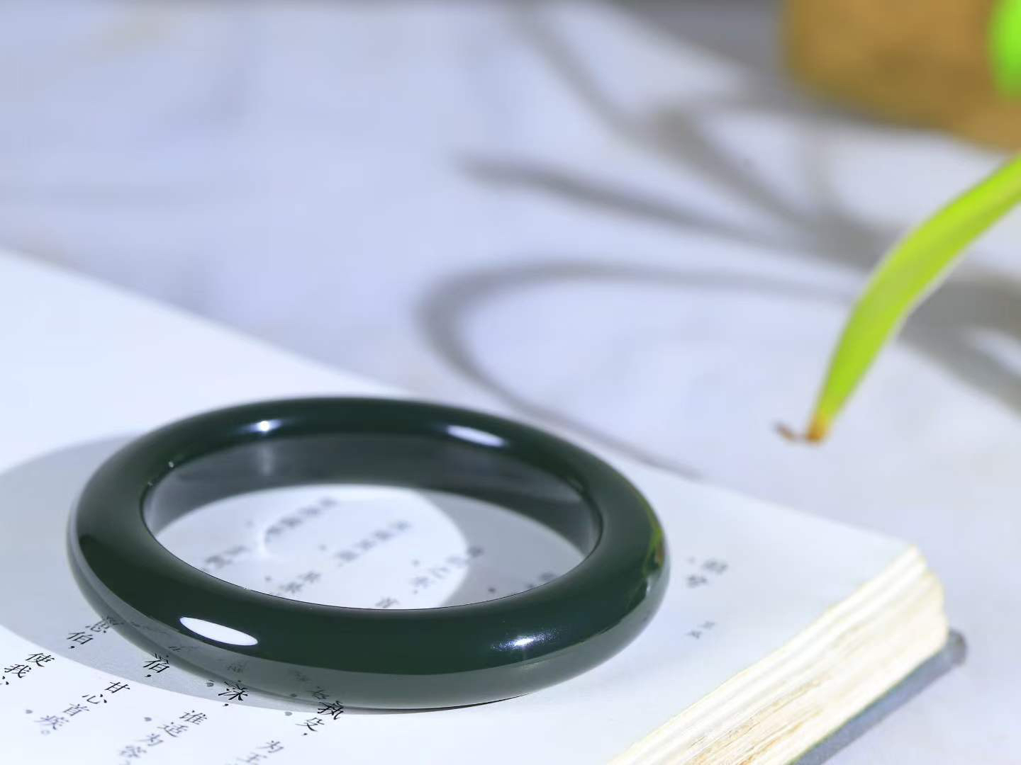 【情有独钟.手镯】

精品和田玉青玉手镯 玉质温润细腻 油性十足 手感舒适，高华雅逸，线条流畅，简