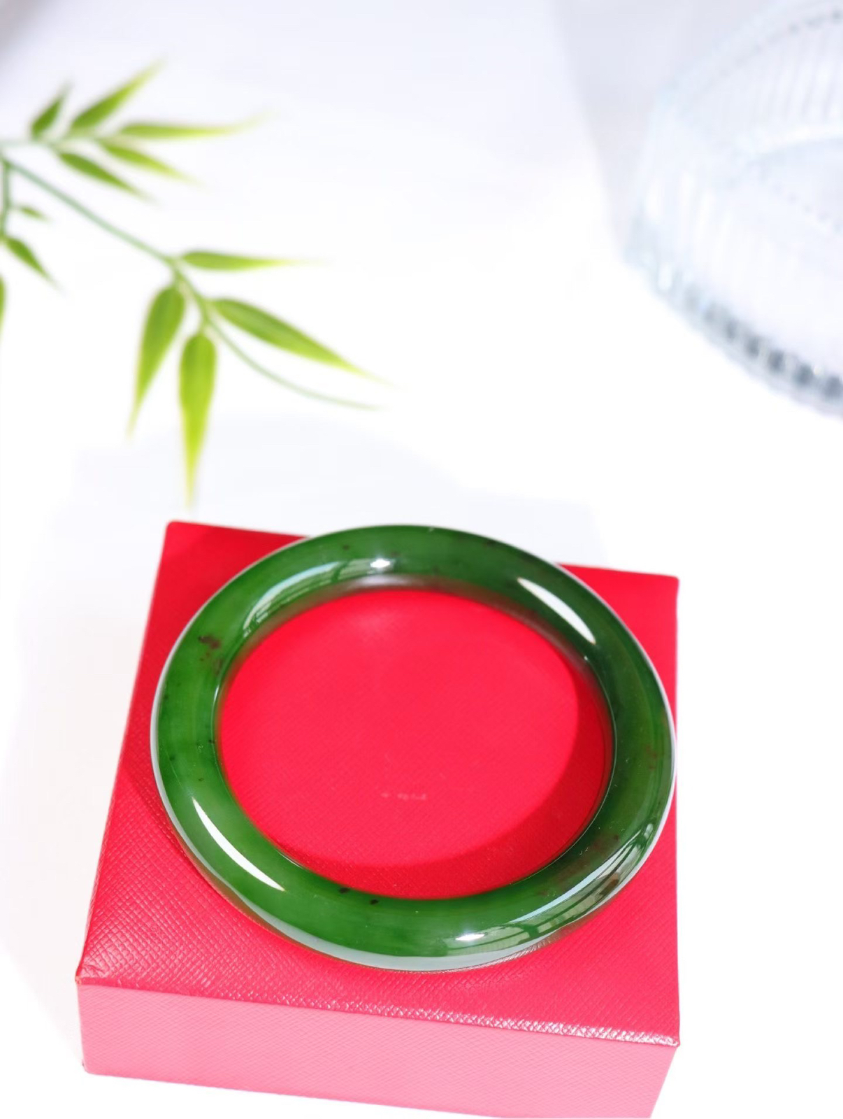 【碧色荡漾】

精品️和田玉碧玉胖圆条手镯，红皮老料 玉质细腻温润，手感舒适，款式美观大气️线条流畅，简约大气，美自天成，佩戴于腕间，婉约之美，举手投足间透出那份低调奢华，醉人心扉。

重67克 内径圈口59.5mm尺寸11-11.5mm   O82420512610
