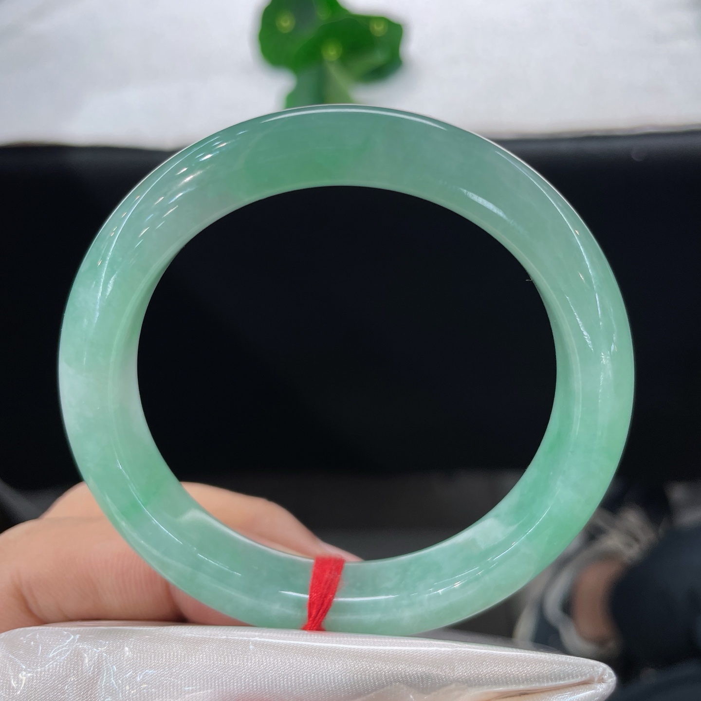 天然翡翠手镯 圈口55.8/11.6/8.6，满圈果绿正圈，55/56可戴，腕间一汪春绿，满目清新，