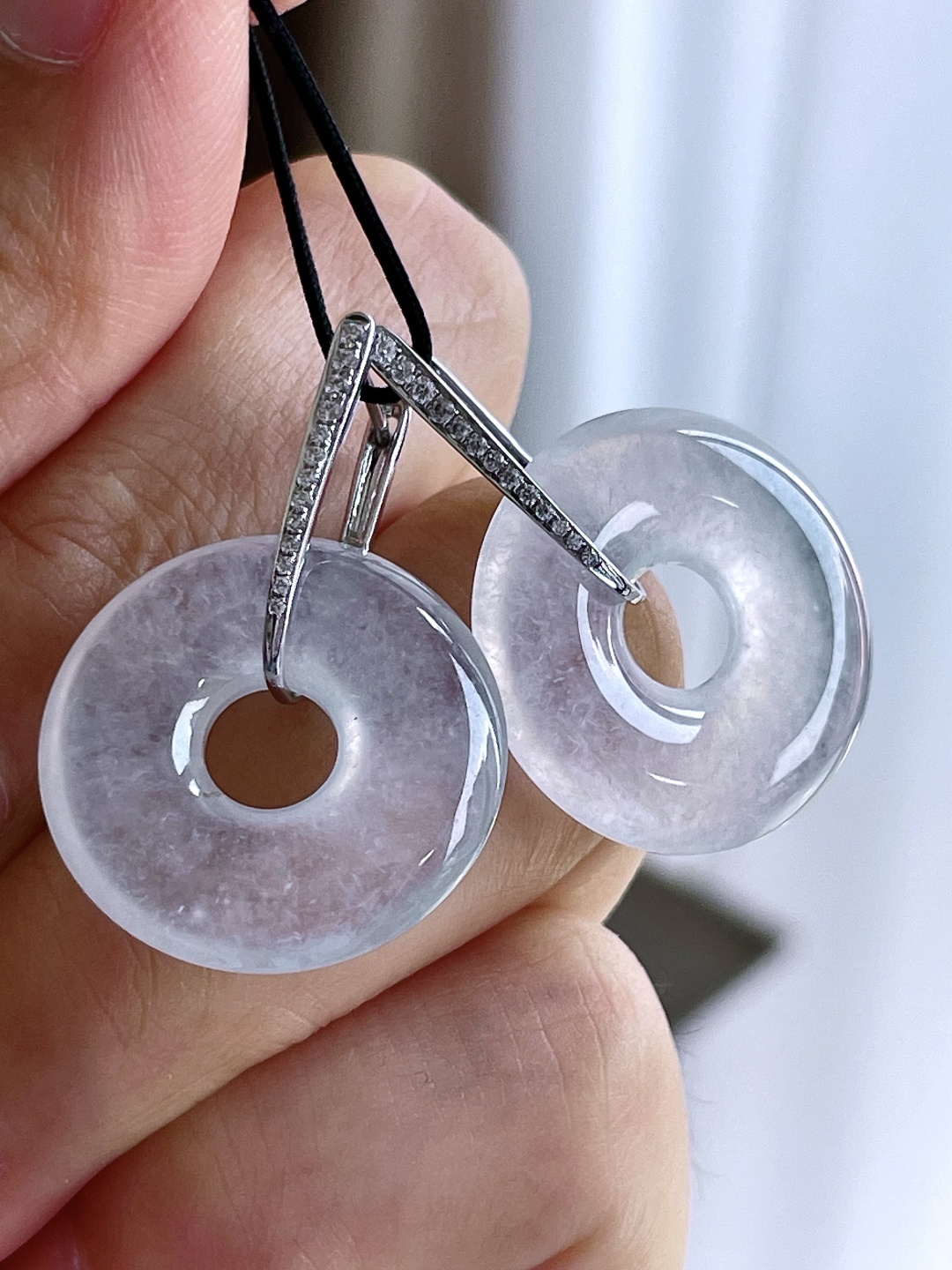 【镶嵌】白冰甜甜圈耳坠 【说明】缅甸 18k金镶嵌 无裂 性比高 【整体】29 【裸石】21.4-5.2 【重量】10.3克