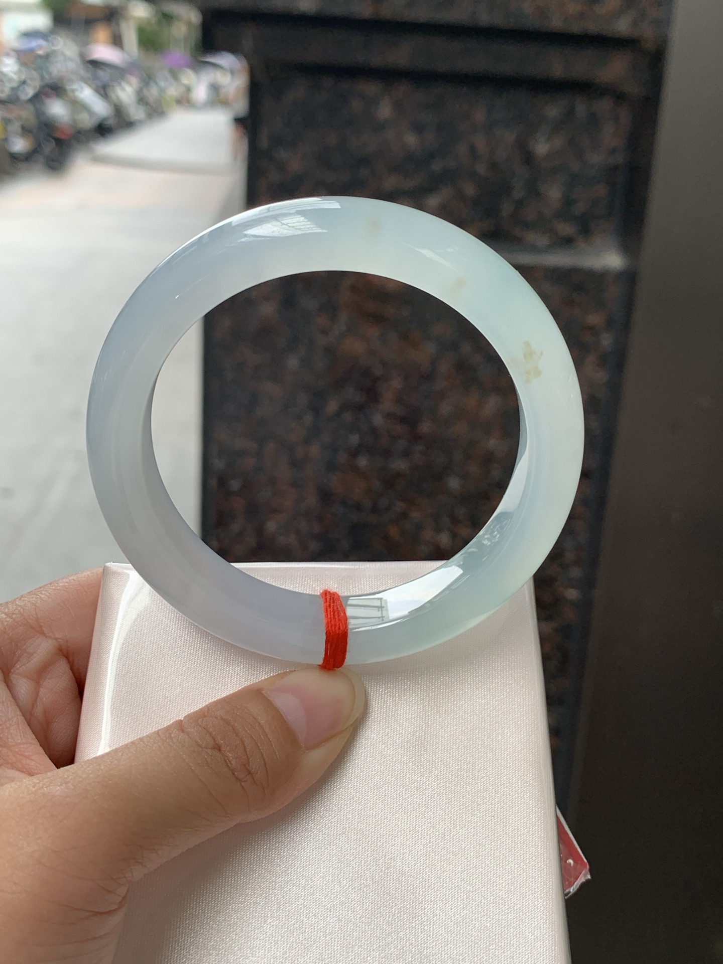 正圈 58-12.2-9.1 0529-N830 无裂，底妆冰润细腻，冰底中开出了朵朵蓝花，飘花灵动飘逸，勾勒出一幅唯美诗意的山水意境画，古典优雅又秀气